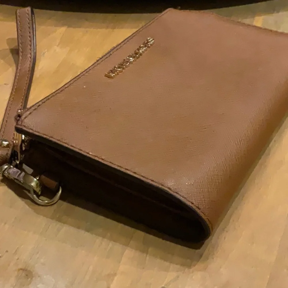 EUC Michael Kors Tan Leather Jetset Wristlet